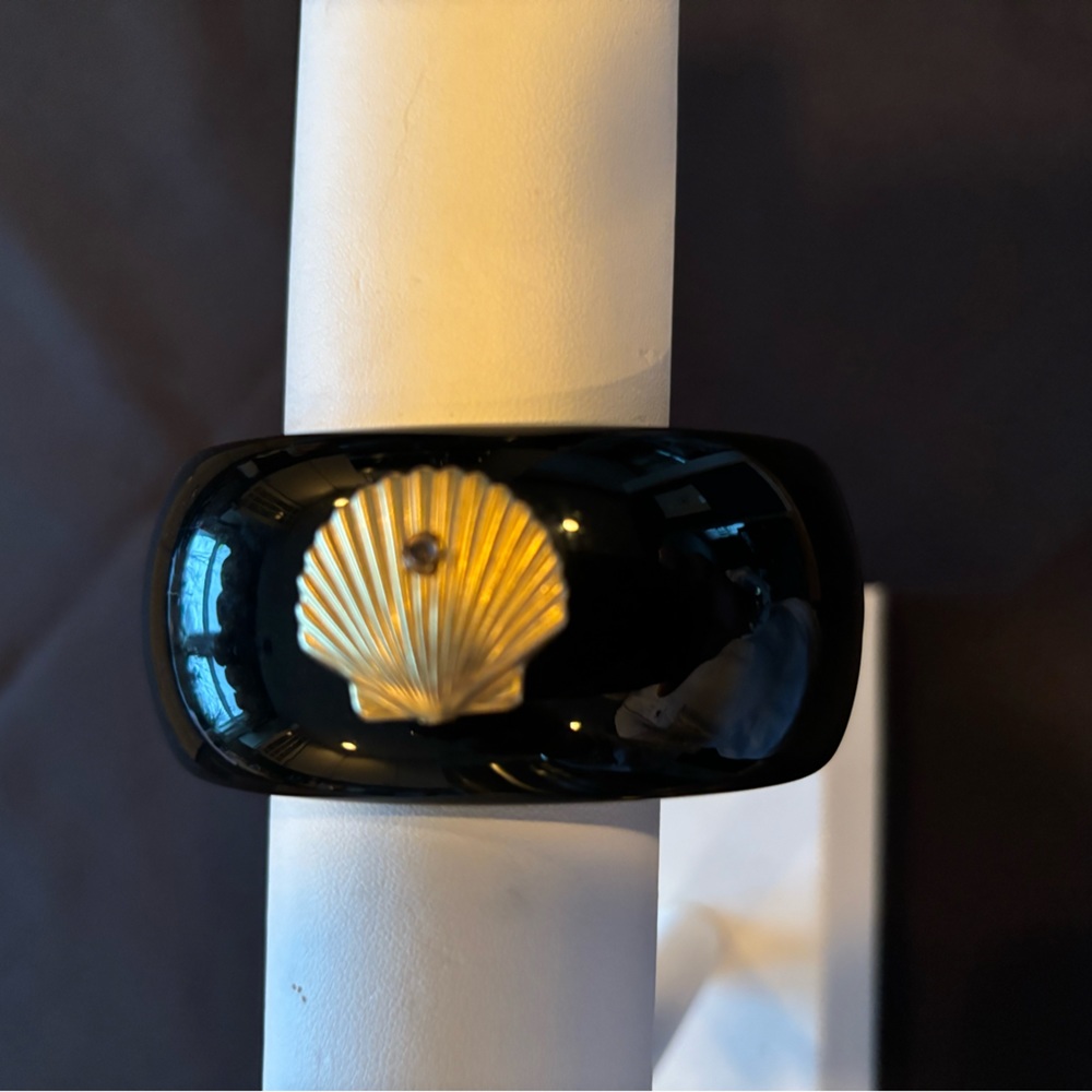 New Bosom Buddies Black Acrylic Shell Bracelet